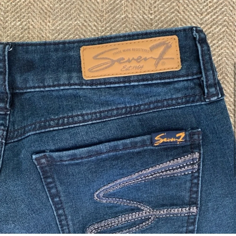 Excellent Preowned Condition Seven 7 Skinny Jeans Size 8. Very cute.